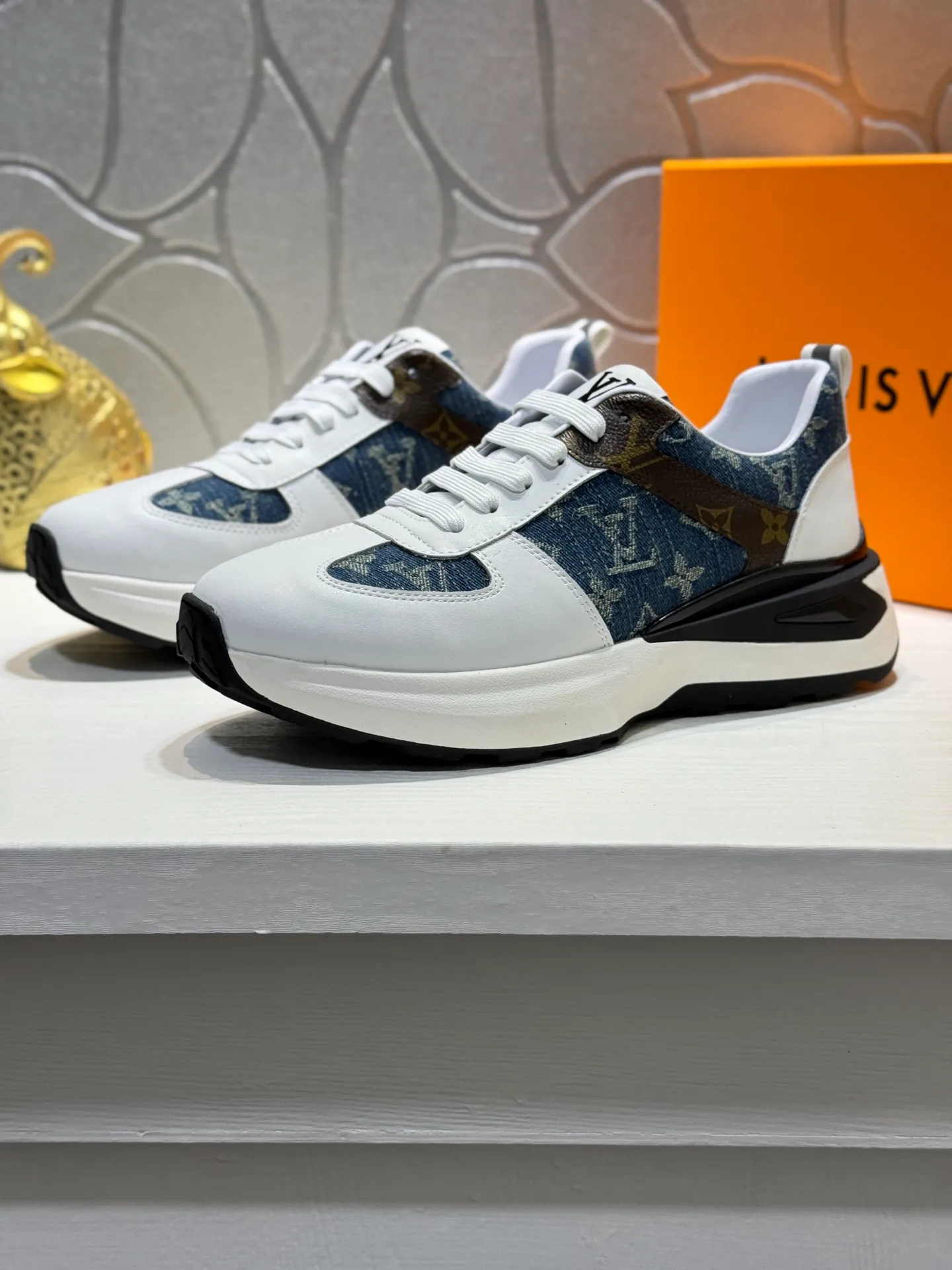 Men's shoes 💰440 [New style] 🐛🐛Top original Louis Vuitton®️ trendy and fashionable yet low-key men's casual shoes, LV cowhide leather upper with denim, comfortable and breathable, sheepskin lining, original rubber outsole, 2 colors available ~ a must-have for stylish men. Size: 38-44 (45 customized